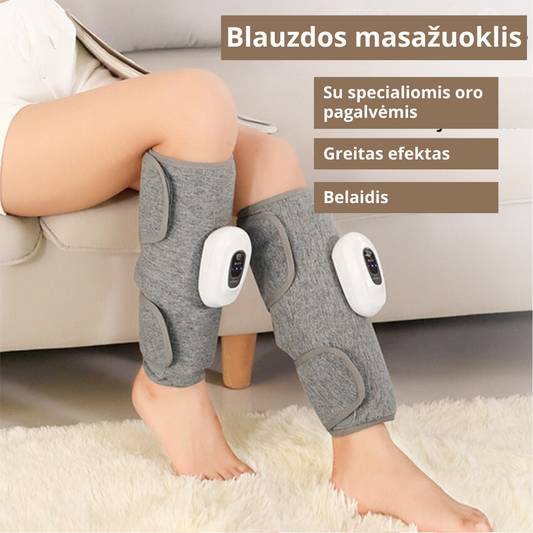 Moteris naudoja belaidį blauzdų masažuoklį su oro pagalvėmis ant abiejų kojų, sėdėdama ant sofos namuose