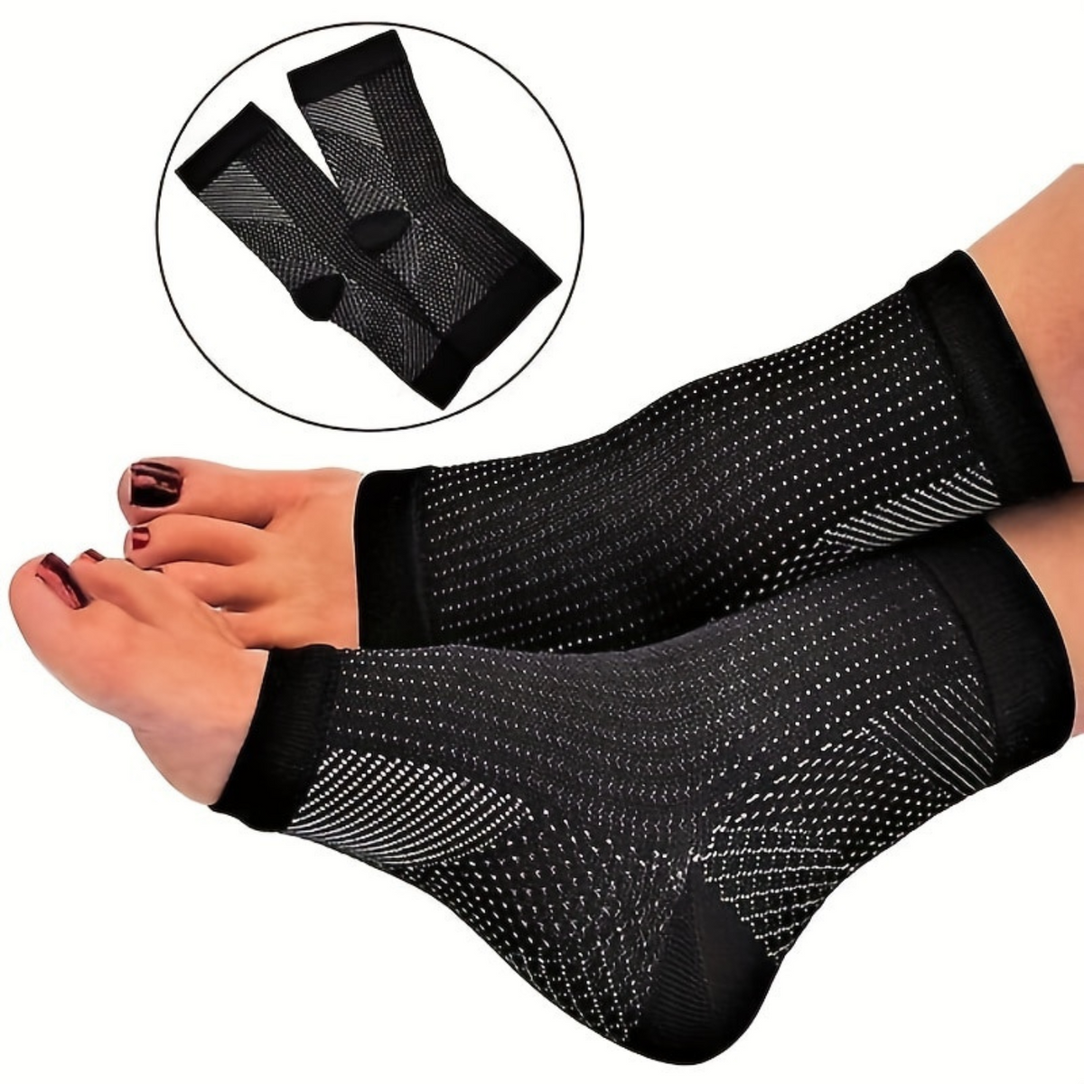 Juodi kompresiniai čiurnos įtvarai su kvėpuojančia medžiaga ir ergonomišku dizainu, parodyti ant abiejų pėdų